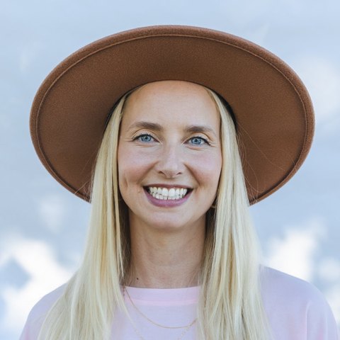 Katarina Blom i hatt, leende